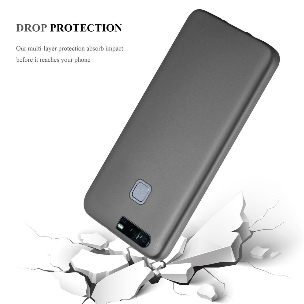 Cover grigia per telefono cade su terreno crepato. Protezione.