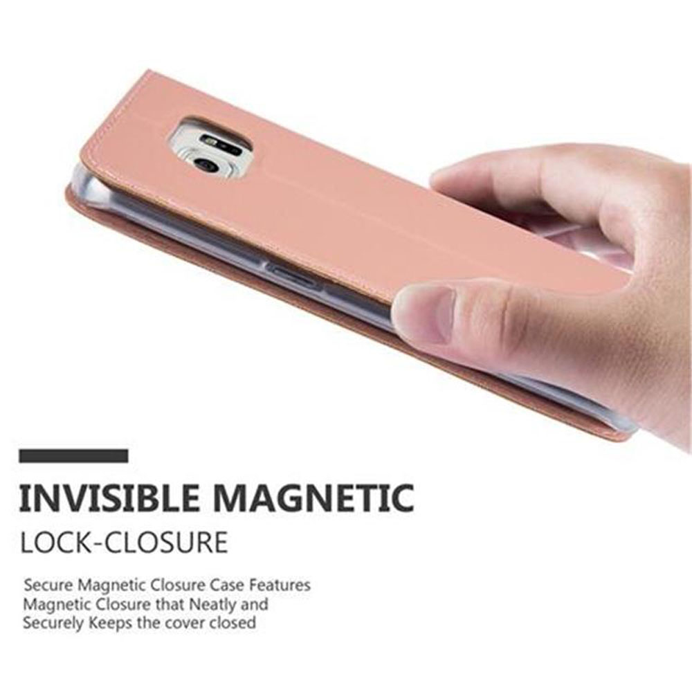 Mano che tiene un telefono rosa con custodia a flip, mostrando la fotocamera.