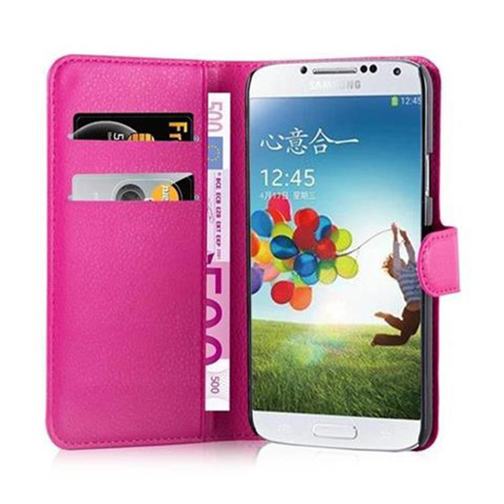 Una custodia per telefono rosa con slot per carte e banconote accanto a uno smartphone.