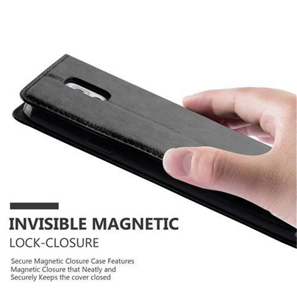 Una mano tiene una custodia per telefono nera con chiusura magnetica.