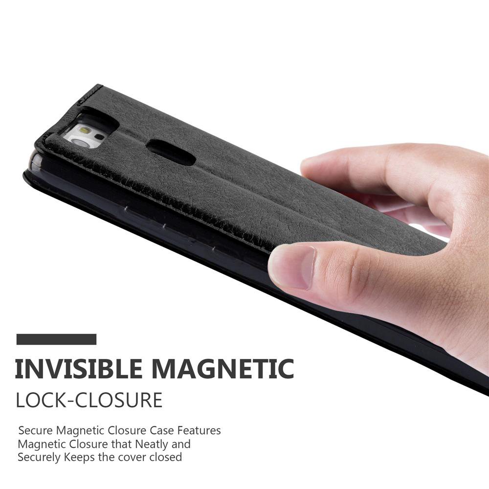 Funda de teléfono negra con cierre magnético sujeta por una mano.