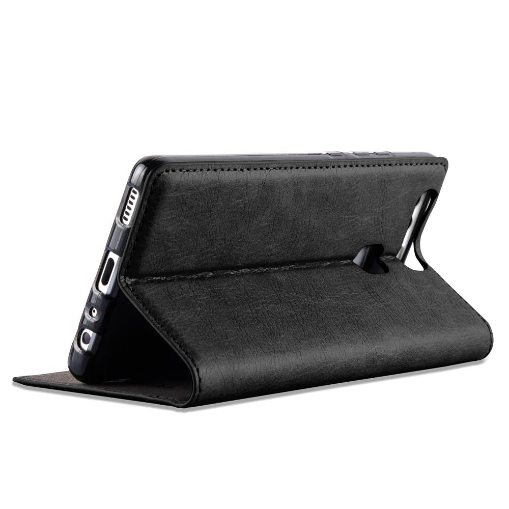Funda tipo libro de cuero negro para smartphone, sobre fondo blanco.