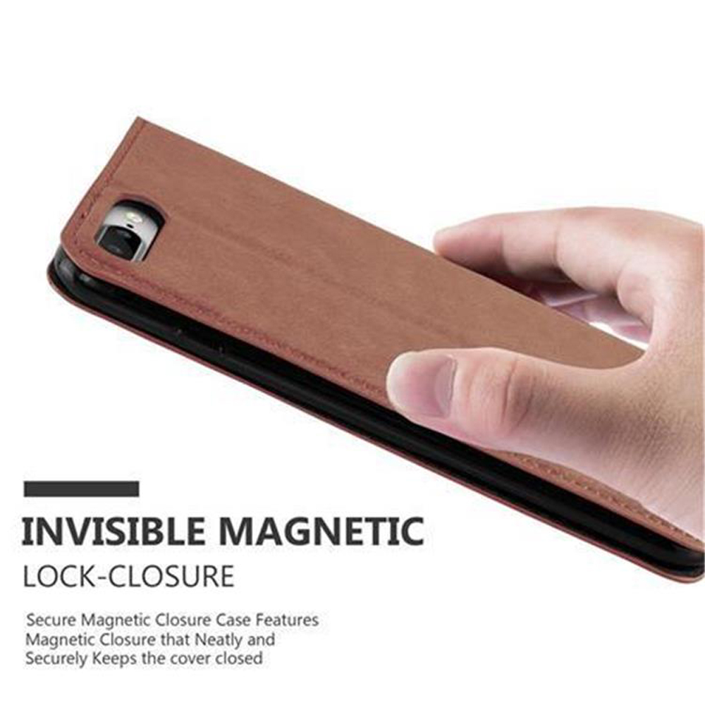 Braune Leder-Handyhülle mit Magnetverschluss, von einer Hand gehalten.