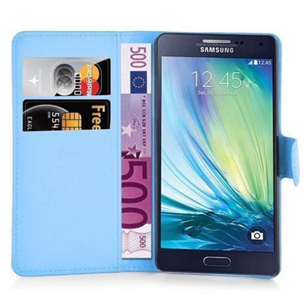 Custodia blu con carte e banconota da 500€, con telefono Samsung.