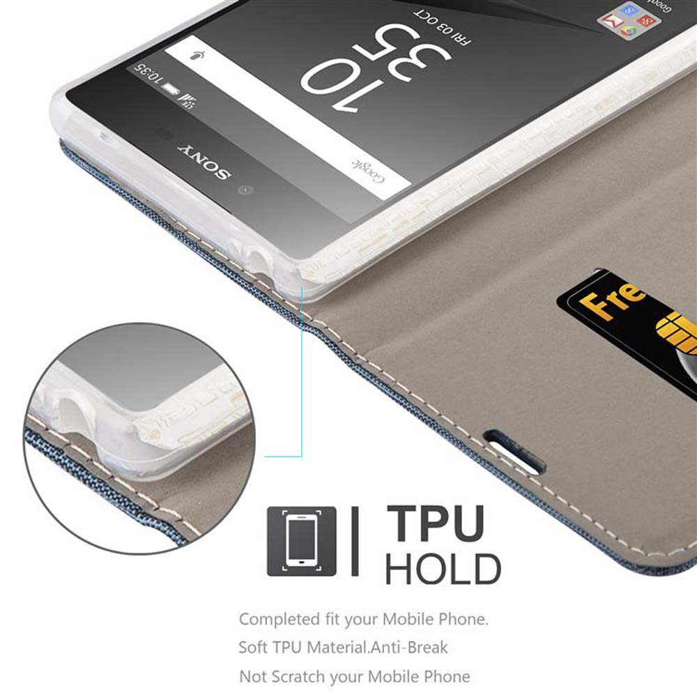 Uno smartphone in una custodia marrone che tiene una carta. Ora 10:35.