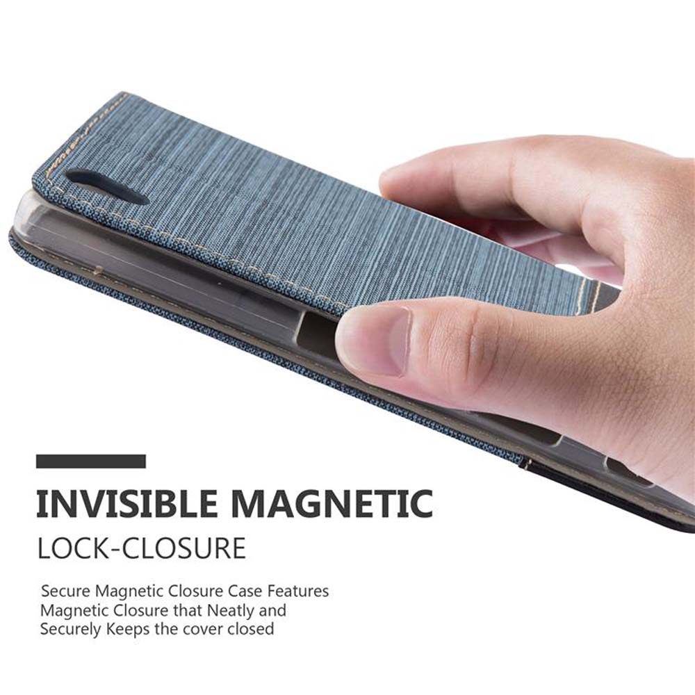 Mano che tiene una custodia per telefono blu con chiusura magnetica.