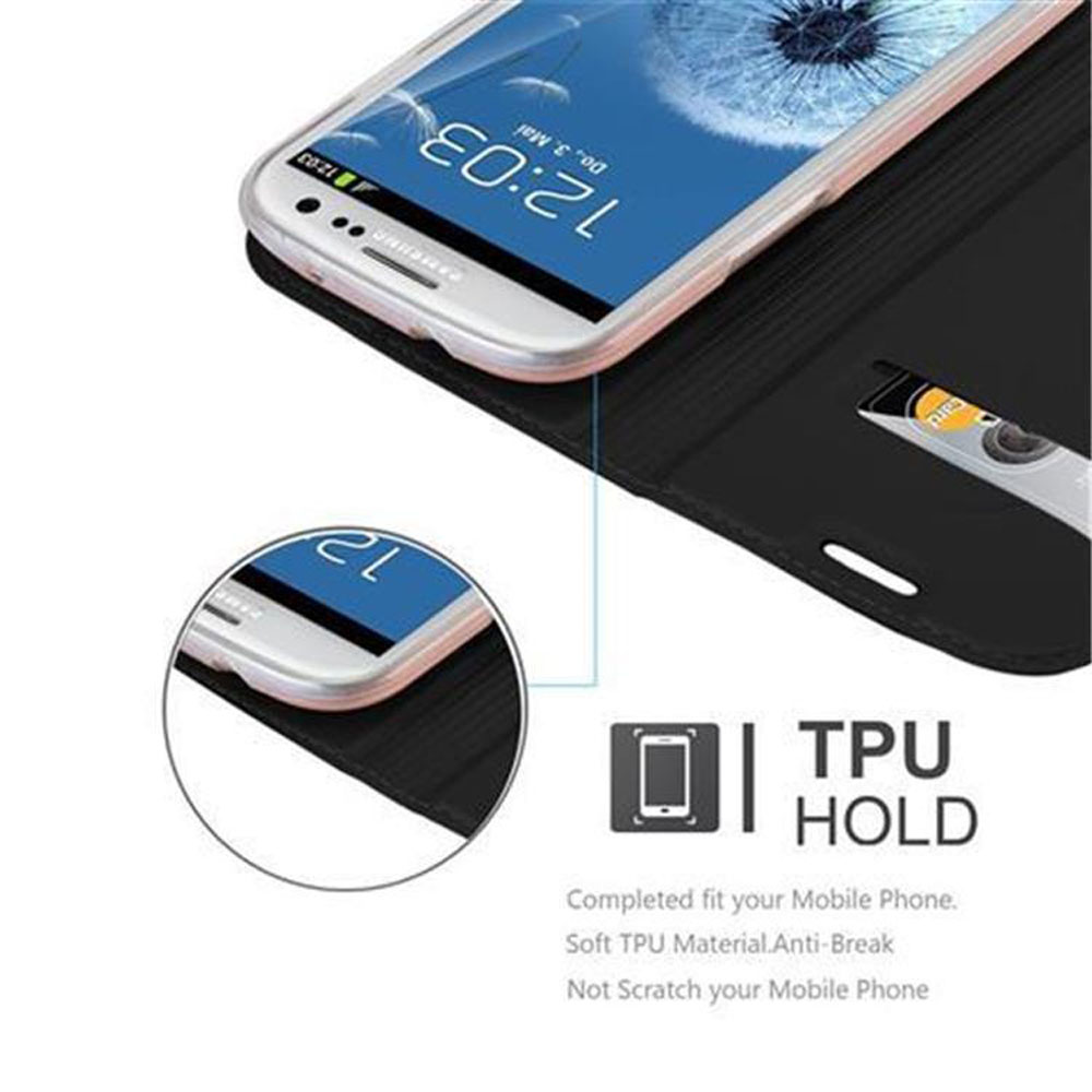 Uno smartphone in una custodia nera con slot per carte. Il display mostra 12:03.