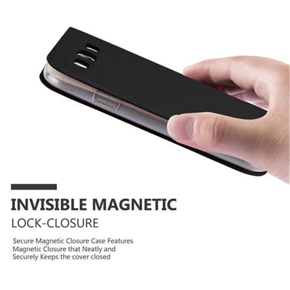Una mano tiene una custodia nera per telefono con chiusura magnetica.