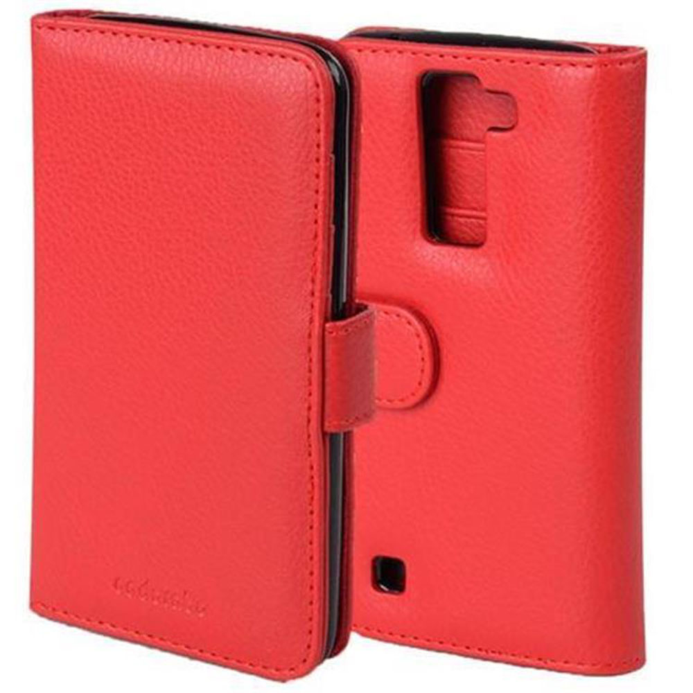 Custodia in pelle rossa aperta con ritagli e cinturino, sfondo bianco.