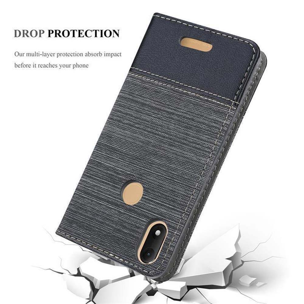 Custodia nera per telefono con texture in tessuto su blocchi bianchi rotti.