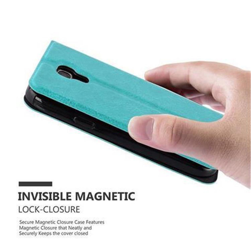 Custodia a flip turchese per telefono con chiusura magnetica, tenuta da una mano.