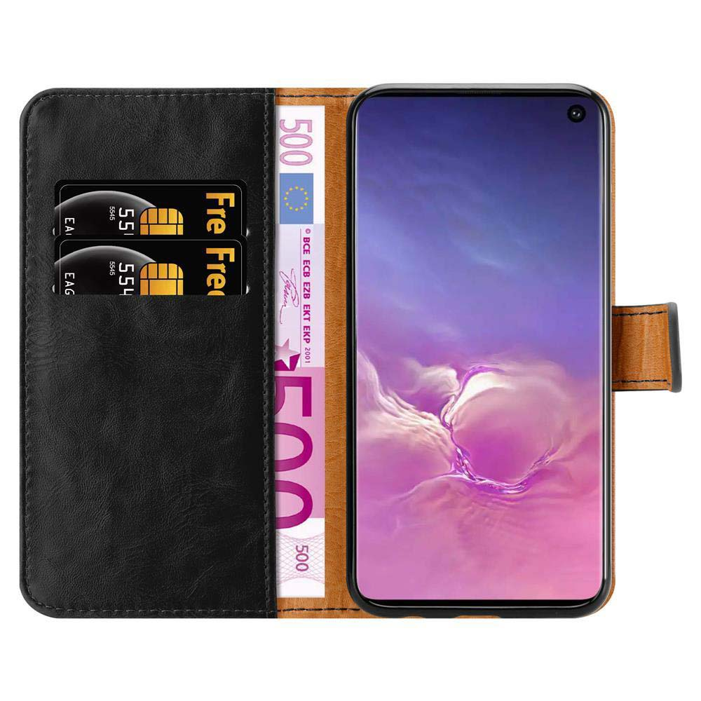 Un portafoglio nero con carte e una banconota da 500 euro accanto a uno smartphone.