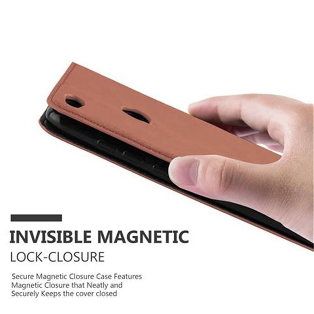 Una mano tiene una custodia per telefono marrone con chiusura magnetica invisibile.
