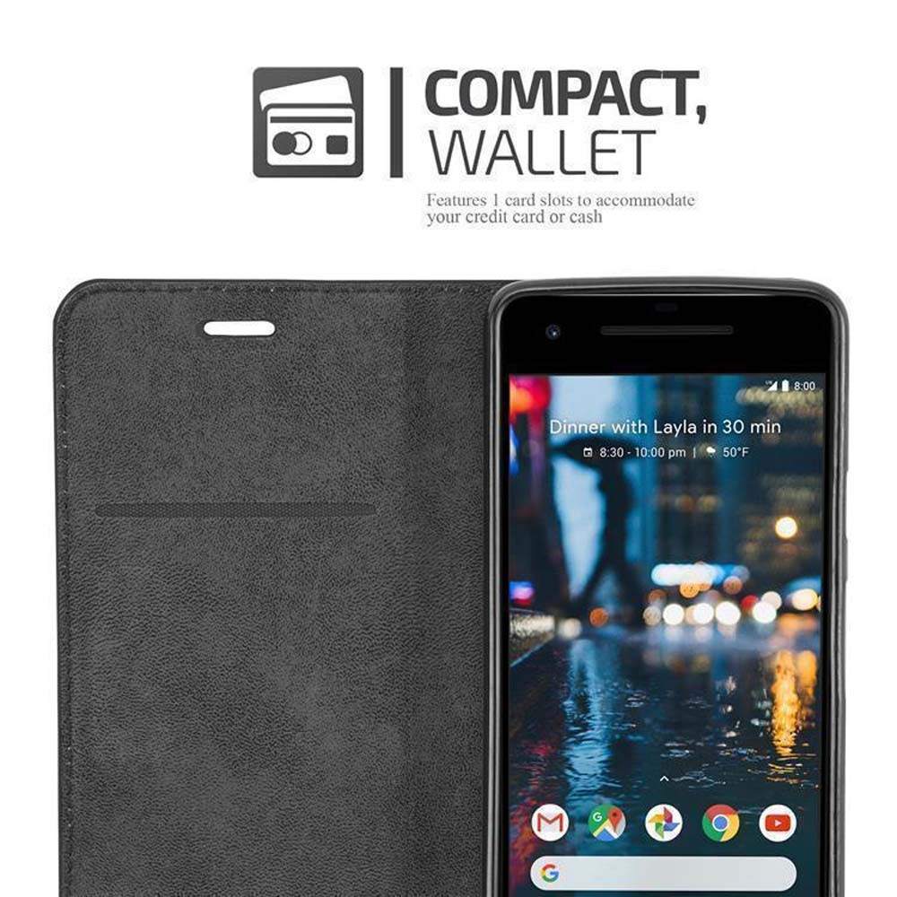 Ein schwarzes Handy in einer Hülle mit einer Karte wird gezeigt.