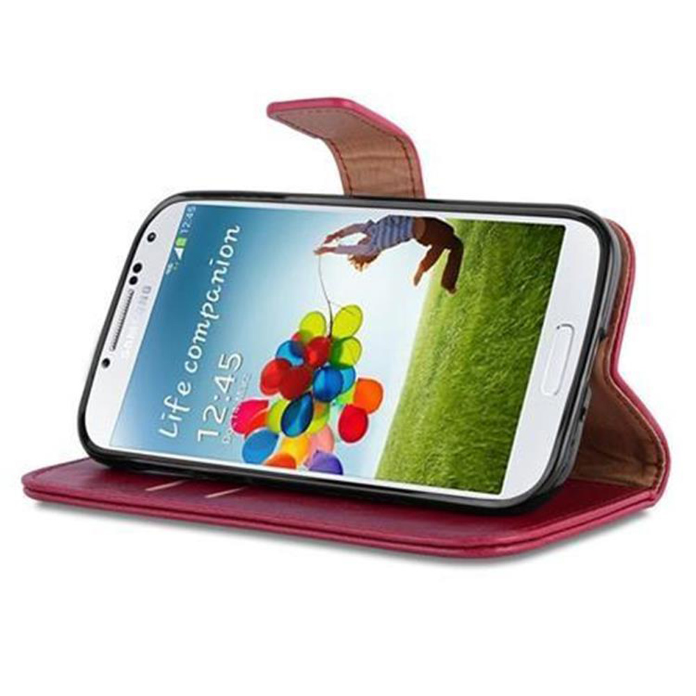 Uno smartphone in custodia flip burgundy mostra una persona che tiene palloncini.
