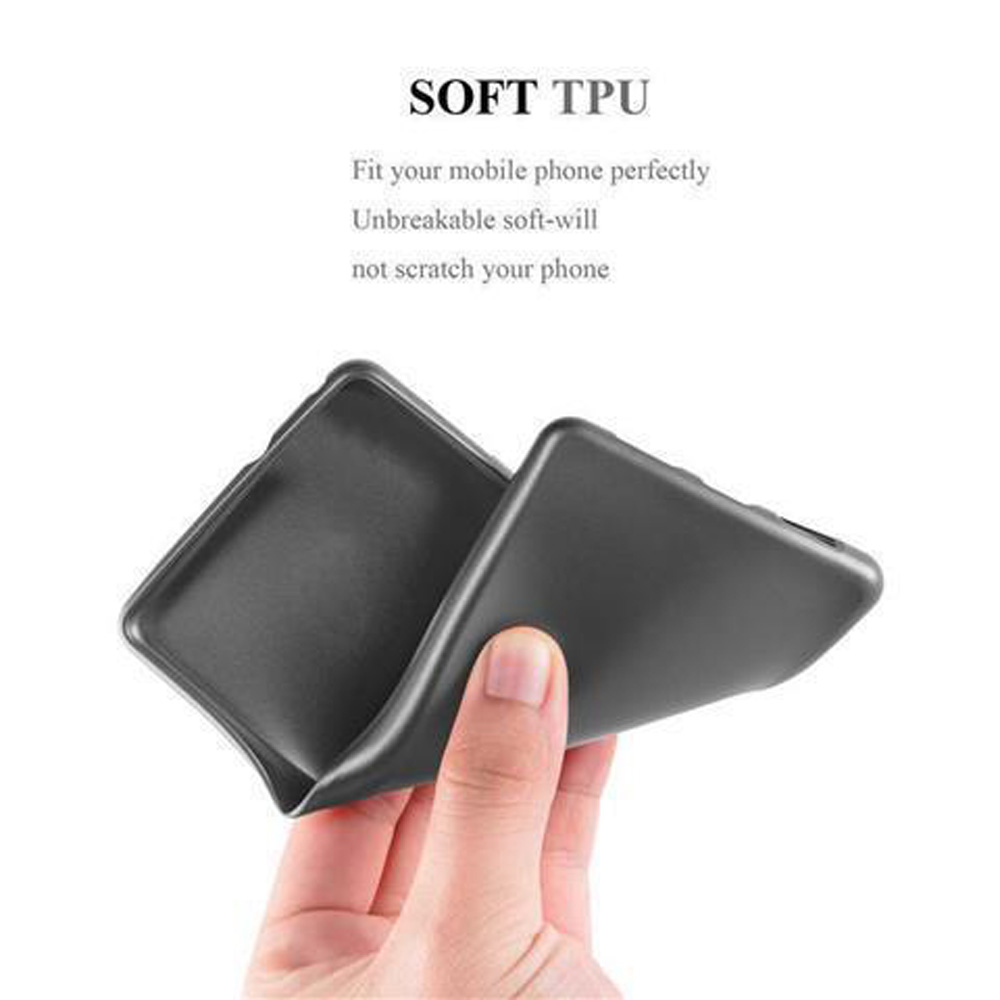 Una mano piega una cover nera per telefono in TPU morbido.