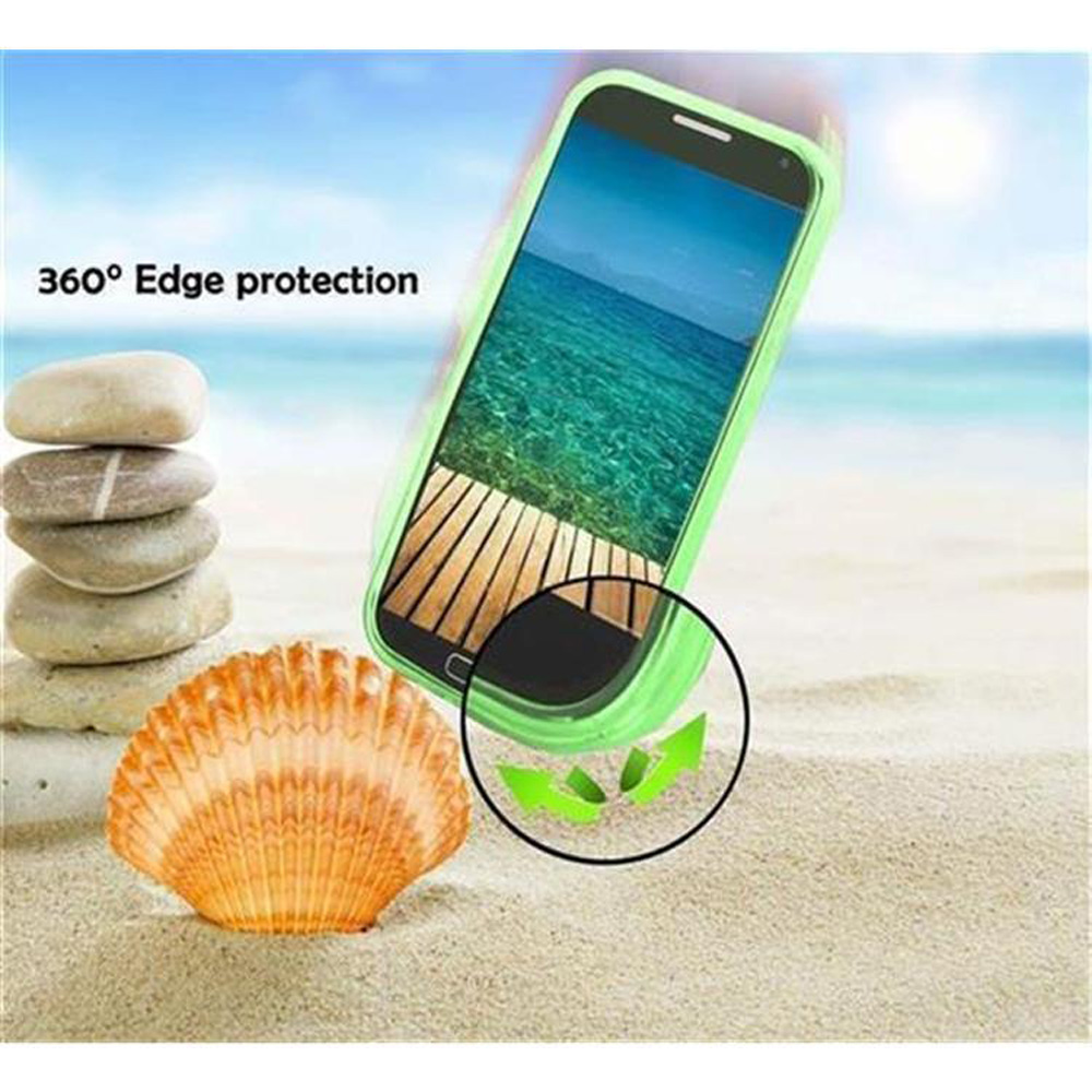 Uno smartphone in custodia verde sulla spiaggia, vicino a conchiglia e sassi.