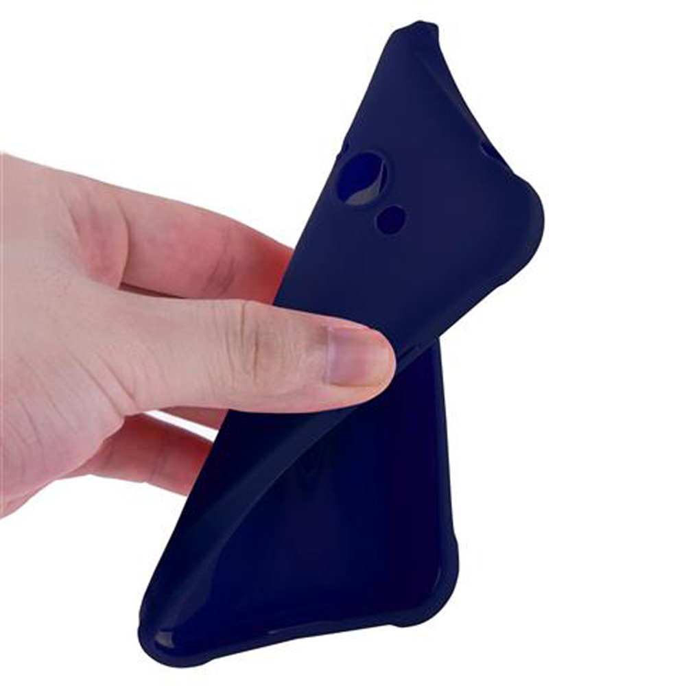 Eine Hand biegt eine dunkelblaue Handyhülle mit Ausschnitten für Kamera und Blitz.