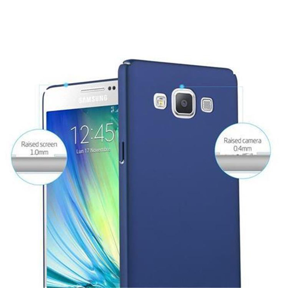 Una funda azul cubre un teléfono Samsung con pantalla activa.