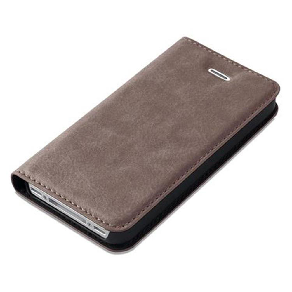 Una custodia a libro in pelle marrone per smartphone, su sfondo bianco.