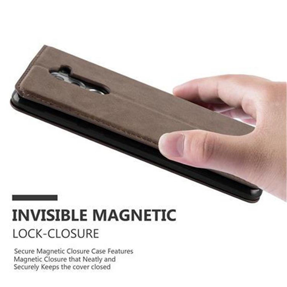 Custodia per telefono marrone con chiusura magnetica tenuta da una mano.