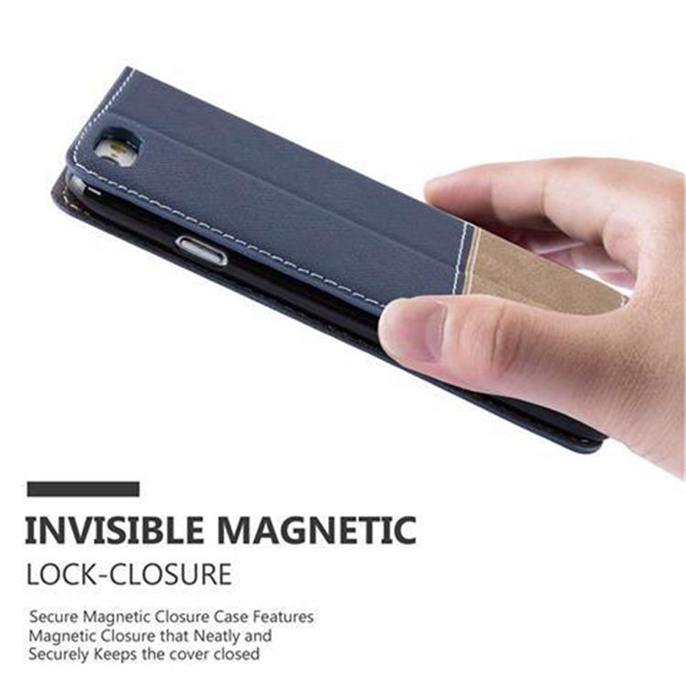 Una mano sujeta una funda de teléfono azul con detalle beige.