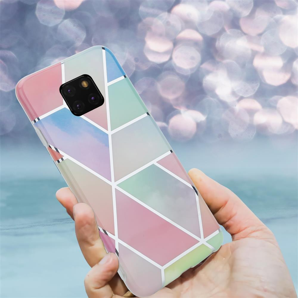 Mano che tiene uno smartphone con motivo geometrico pastello.