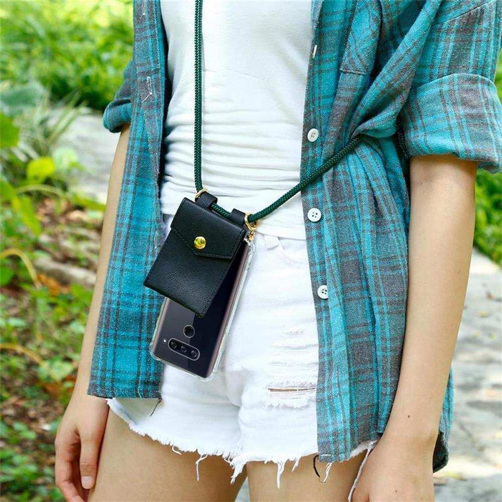 Eine Person trägt ein blau kariertes Hemd, weiße Shorts und eine Handytasche am Hals.