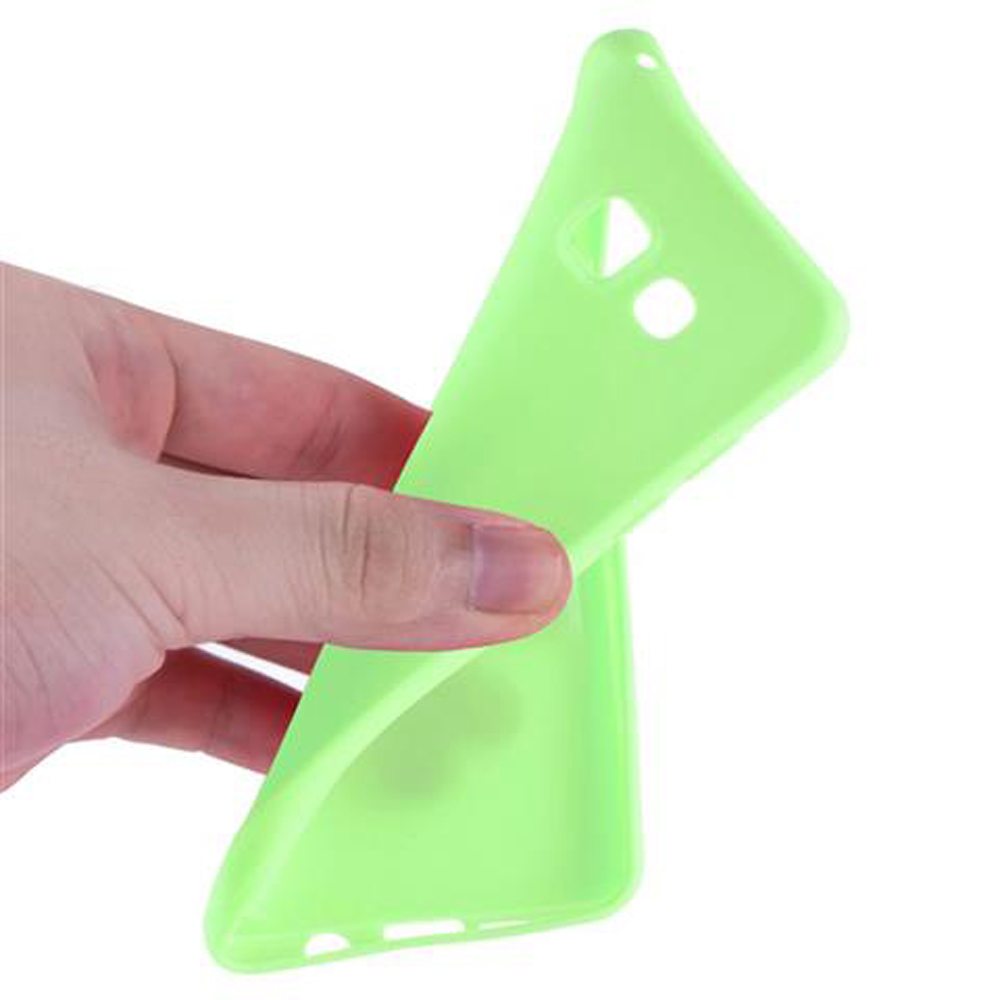 Una mano tiene una cover flessibile, verde chiaro, con ritagli.