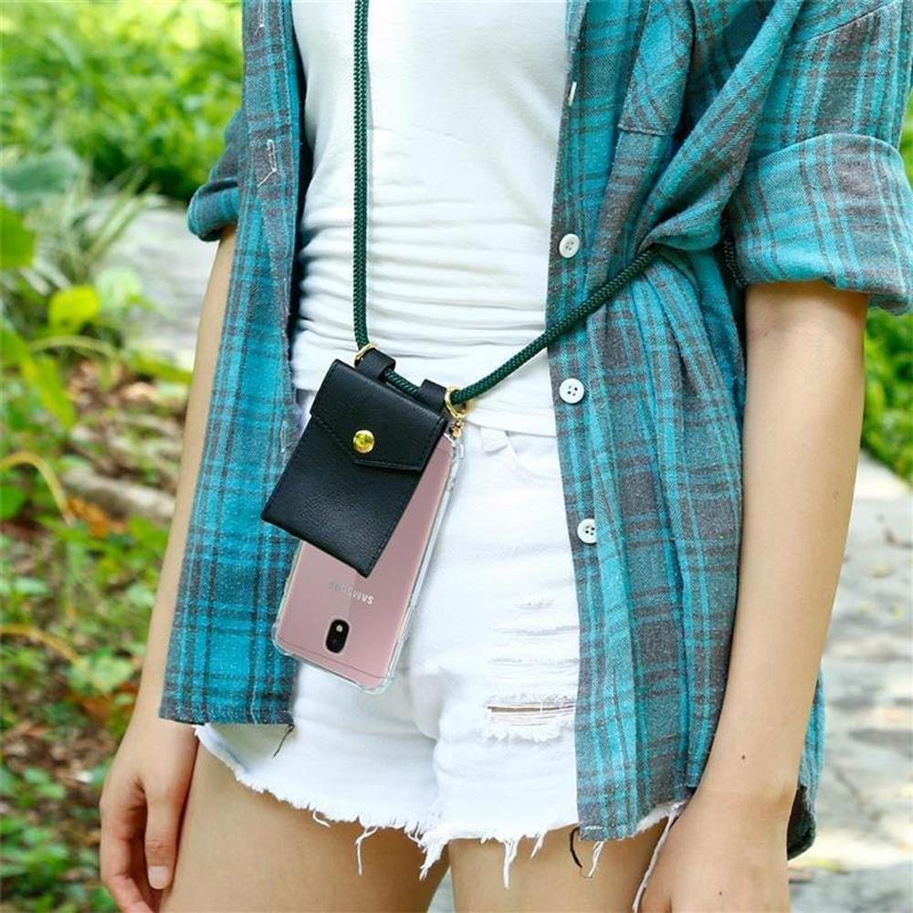 Donna con collana per telefono: Telefono rosa, custodia nera, camicia a quadri, pantaloncini bianchi.