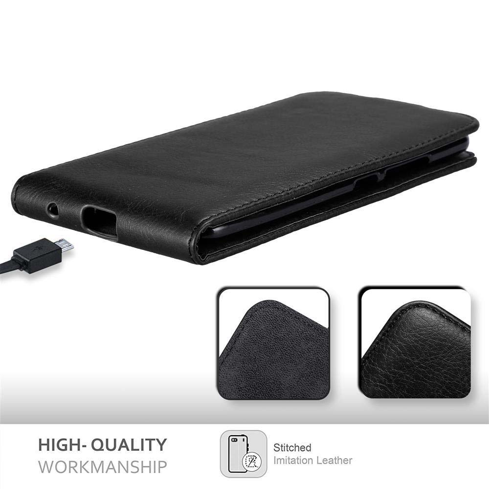 Custodia nera a libro in pelle per telefono con cavo USB e primi piani delle cuciture.