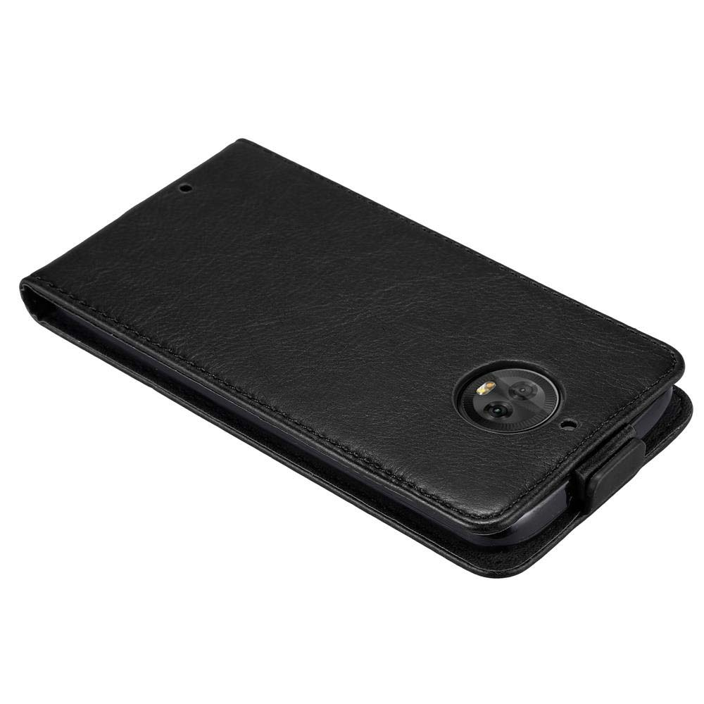 Custodia per telefono in pelle nera con ritaglio fotocamera, su sfondo bianco.
