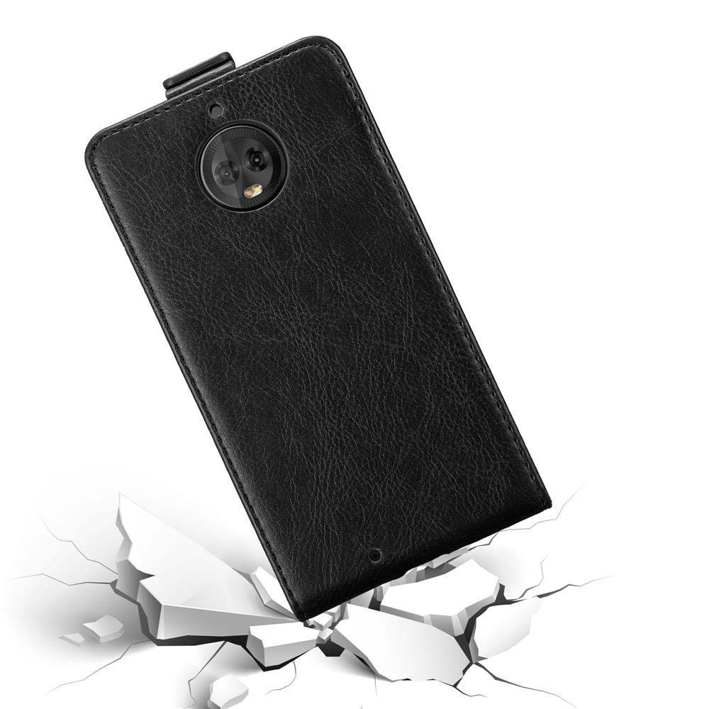 Custodia nera per telefono con ritaglio fotocamera su superficie bianca incrinata.