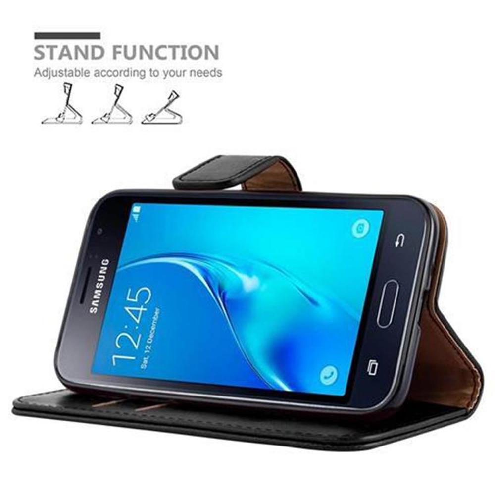 Un Samsung nero in una custodia in pelle marrone che funge da supporto.