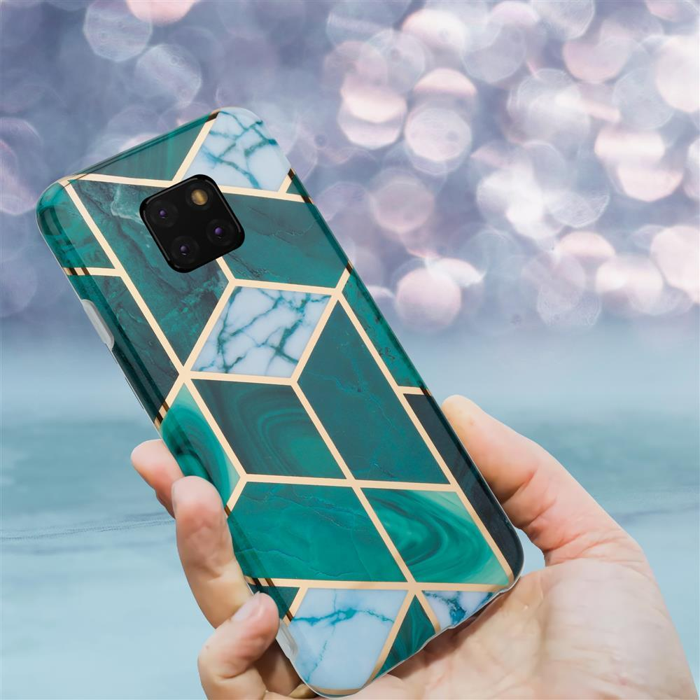 Mano che tiene un telefono con motivo a marmo verde e linee dorate.