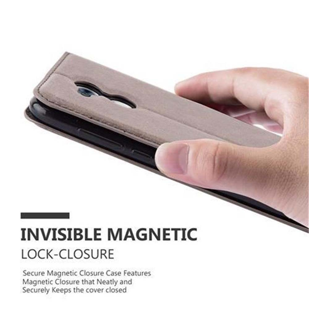 Una mano tiene una custodia per telefono marrone con chiusura magnetica.