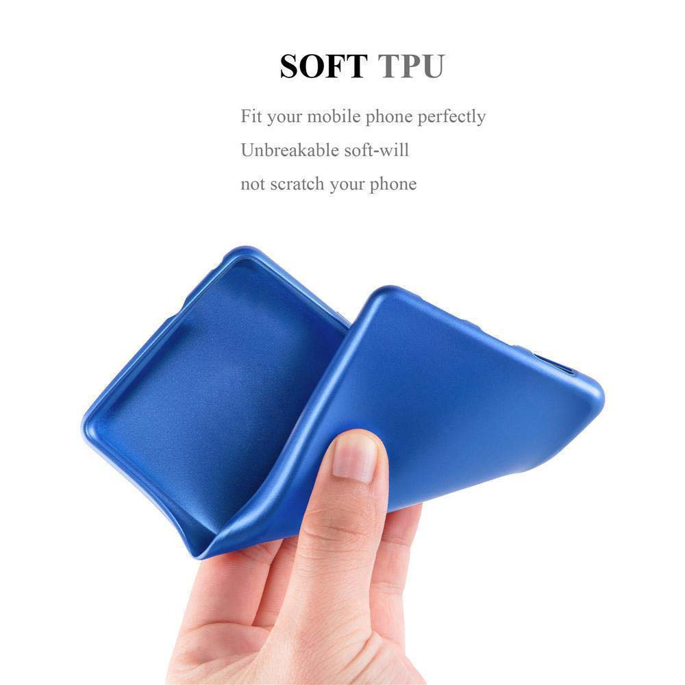 Una mano tiene una custodia blu in TPU morbido.