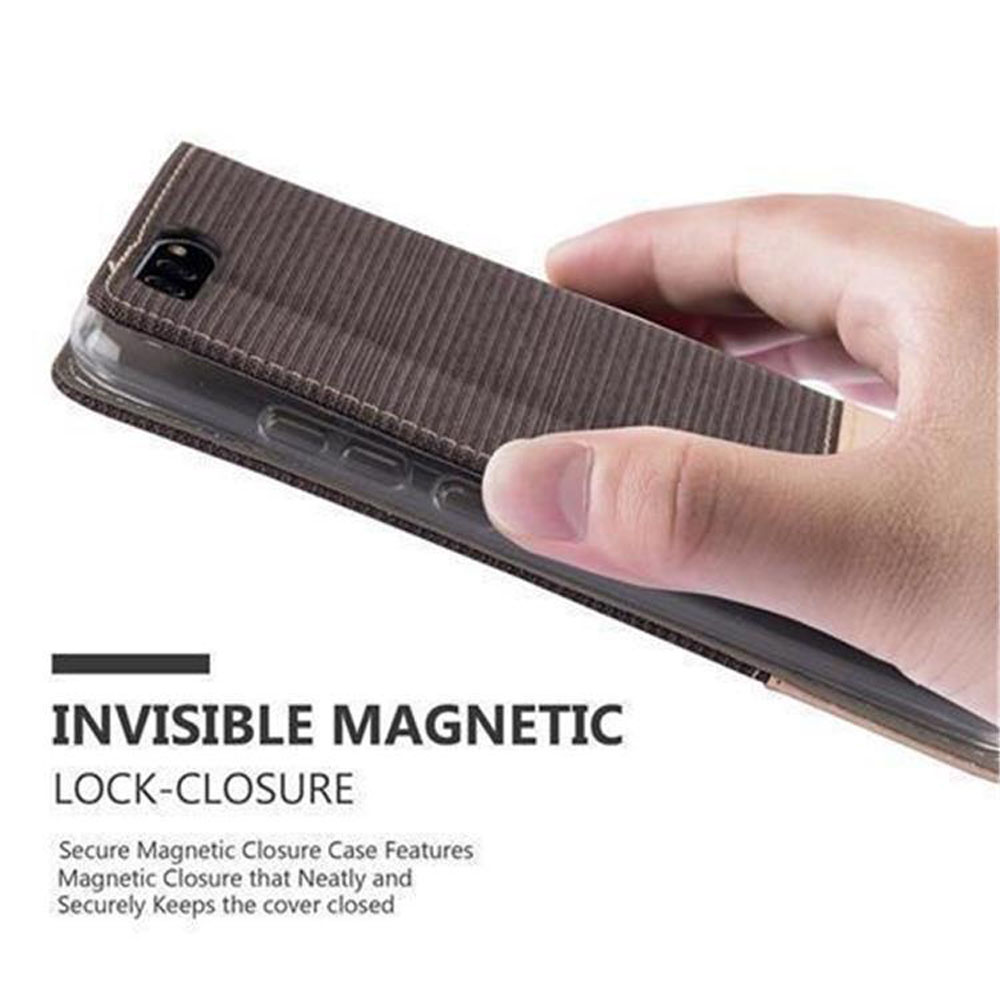 Braune Handyhülle mit magnetischem Verschluss, von einer Hand gehalten.