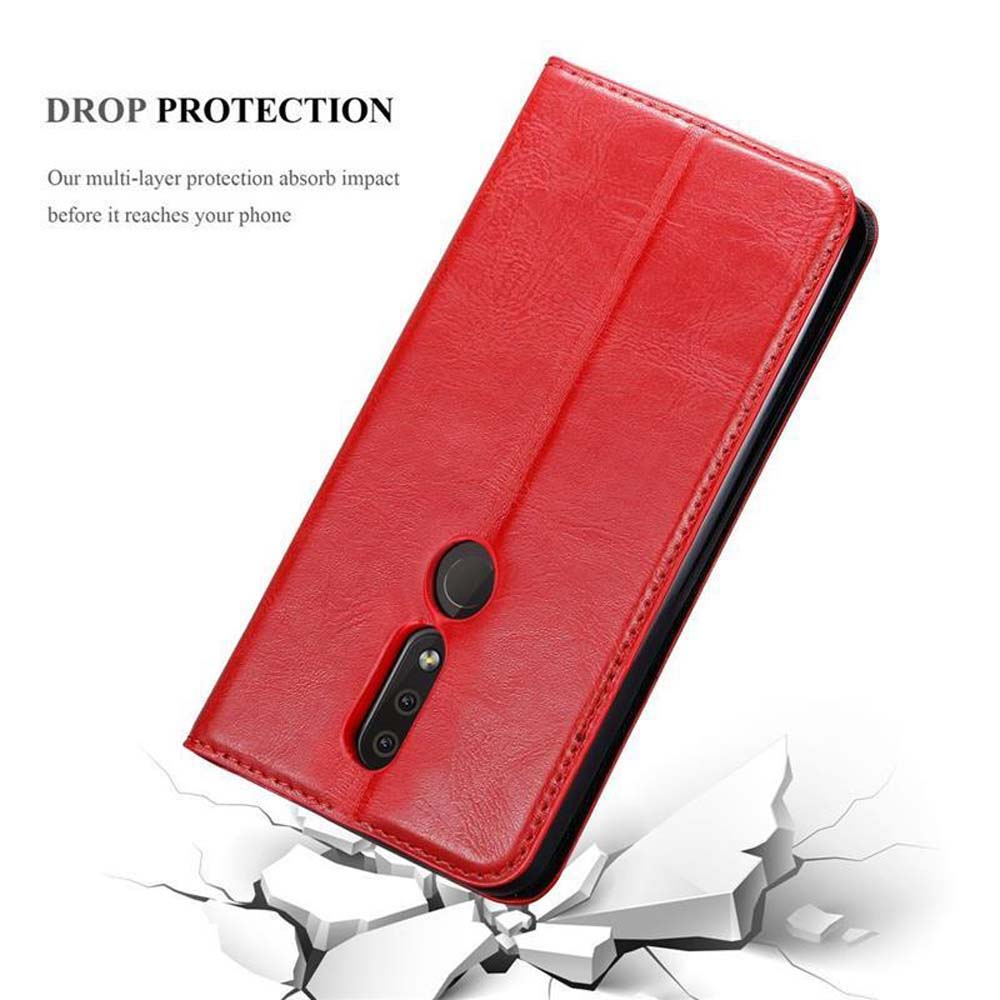 Custodia rossa per telefono con foro per fotocamera e flash su sfondo bianco.