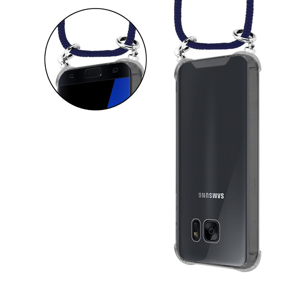 Uno smartphone Samsung in custodia trasparente con laccetto blu.