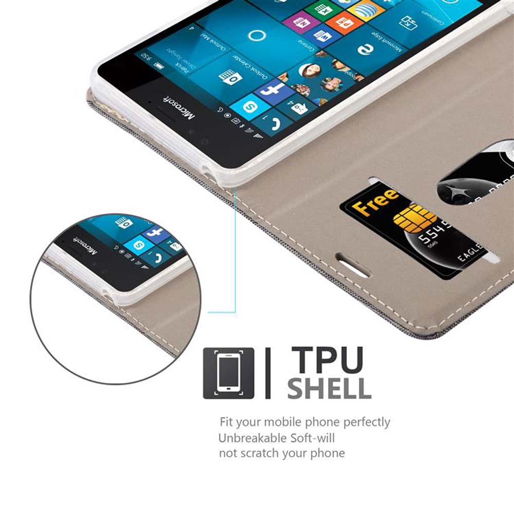 Uno smartphone in una custodia con una SIM card. La custodia ha stampato "Free".
