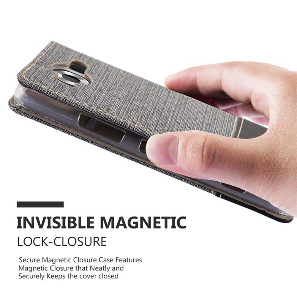 Custodia per telefono grigia con chiusura magnetica tenuta da una mano.