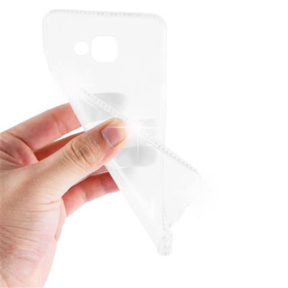 Una mano tiene una cover trasparente per telefono, piegandola.