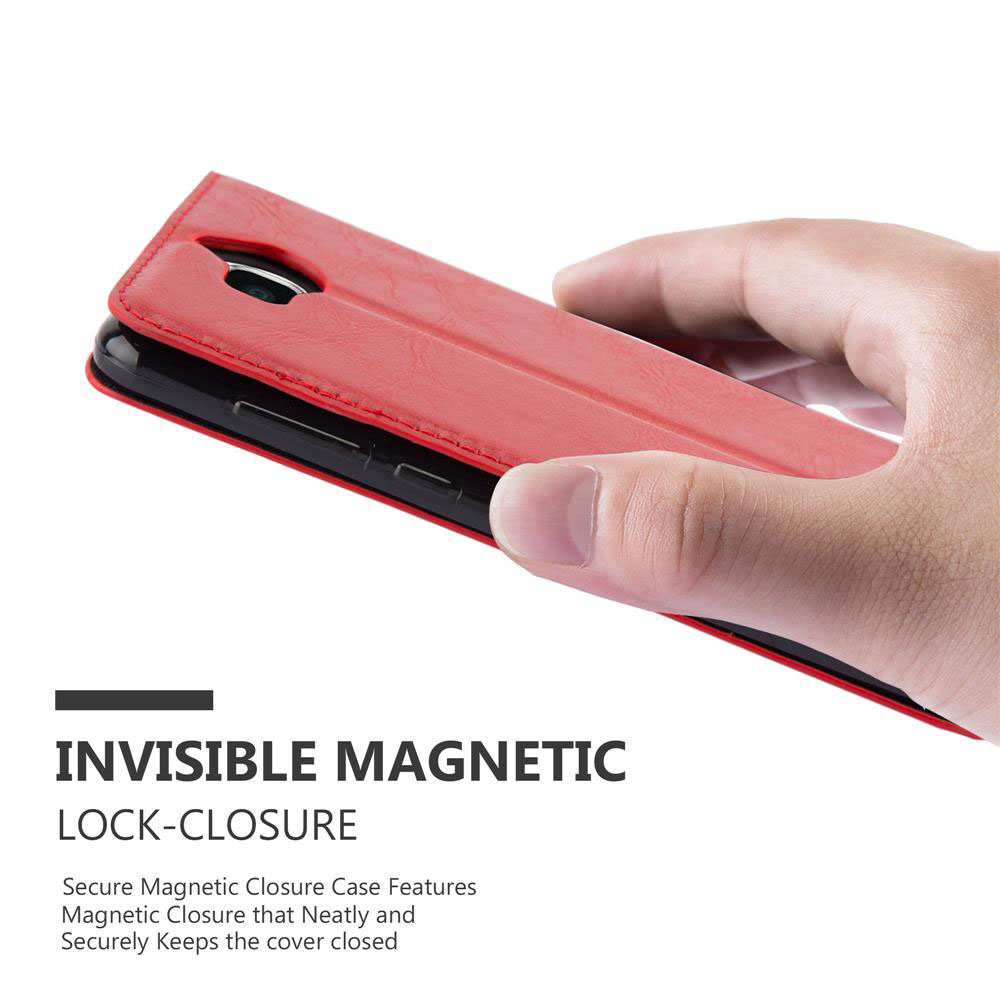 Mano che tiene una custodia rossa per telefono con chiusura magnetica, mostrando il telefono.