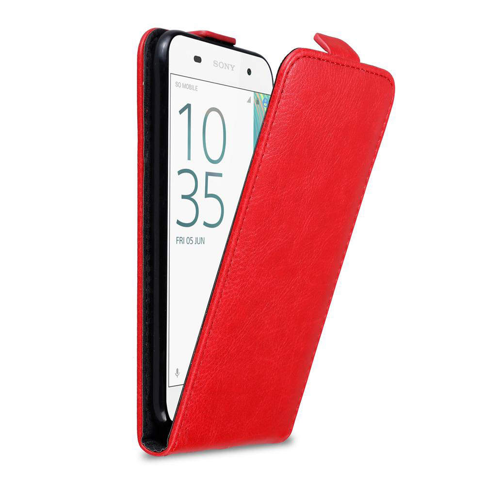 Funda tipo libro roja para smartphone mostrando pantalla de bloqueo Sony con hora y fecha.