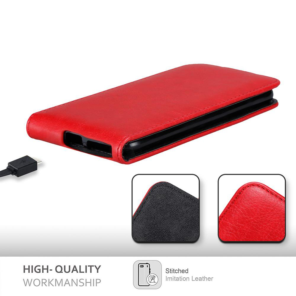 Funda roja de cuero sintético para teléfono con cable USB al lado.