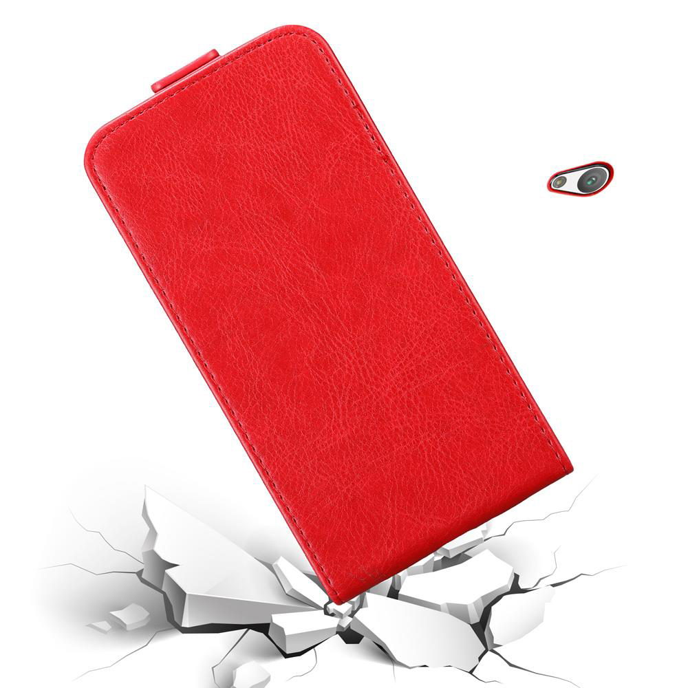 Funda roja para teléfono con detalle de lente de cámara aterrizando en suelo agrietado.