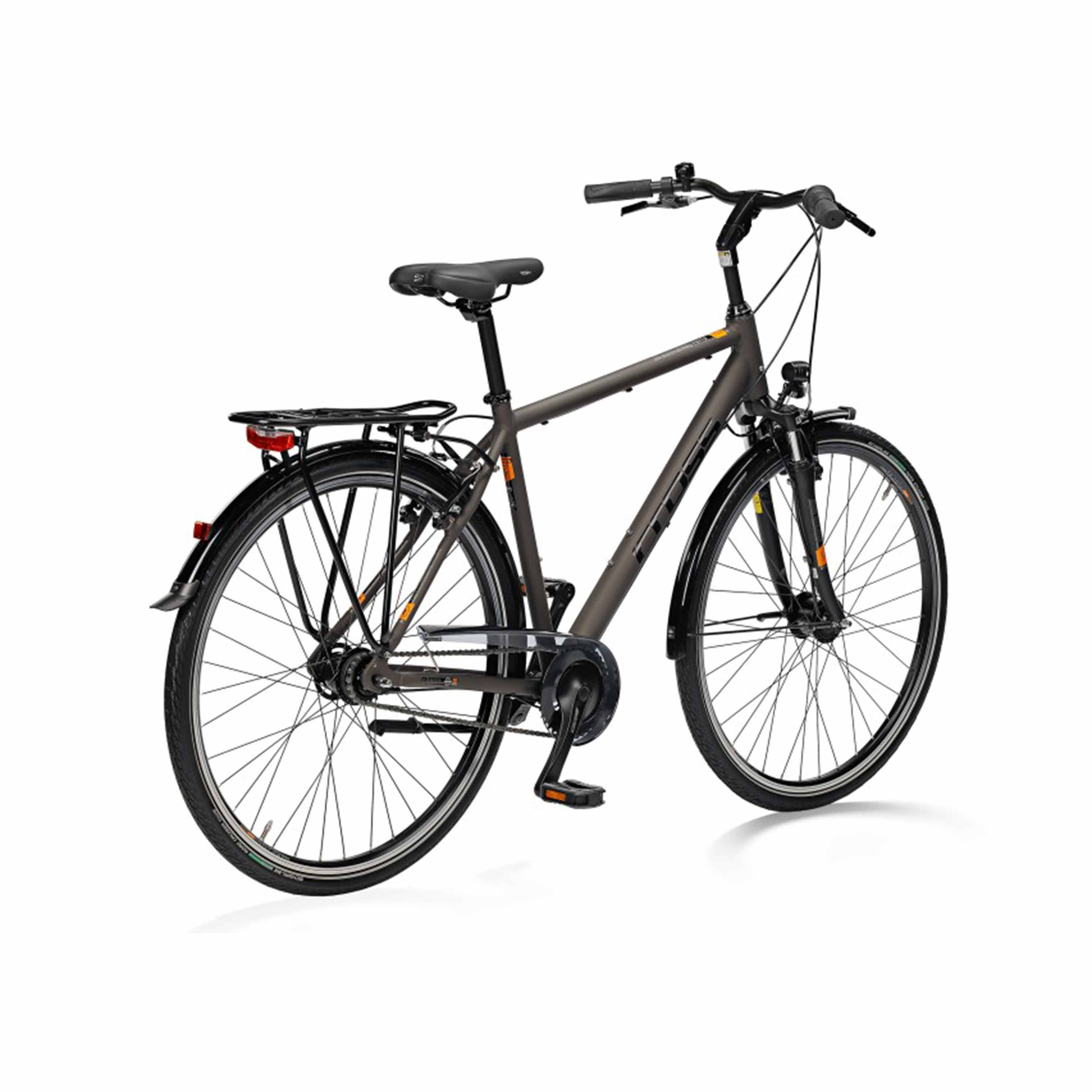 Ein dunkelgraues Fahrrad mit Gepäckträger und Schutzblechen auf weißem Hintergrund.