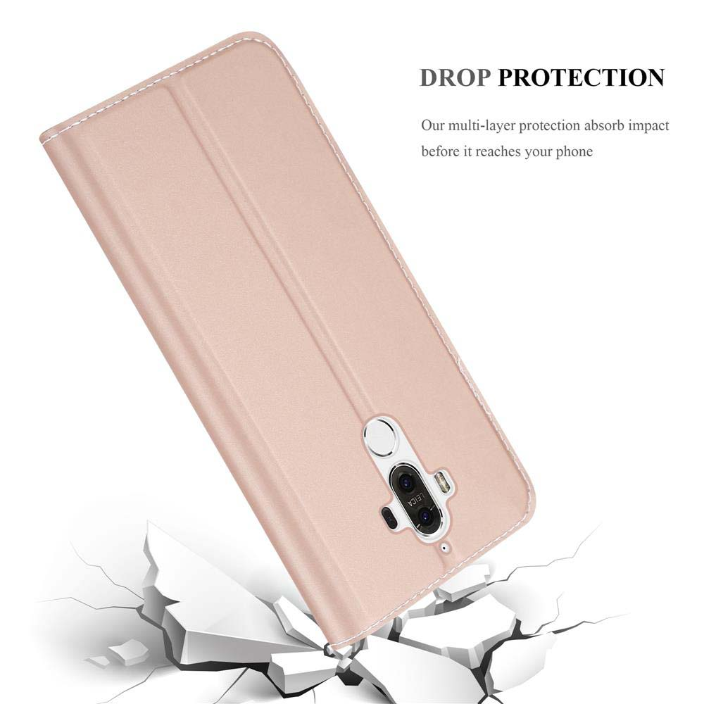 Una funda rosa protege contra caídas sobre suelo agrietado.