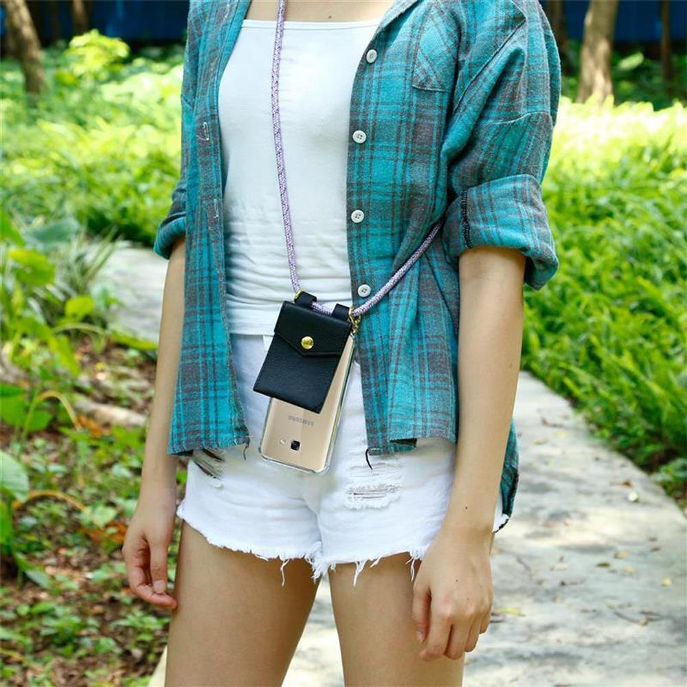 Donna con cordino porta telefono, indossa camicia a quadri, shorts bianchi, all'aperto.